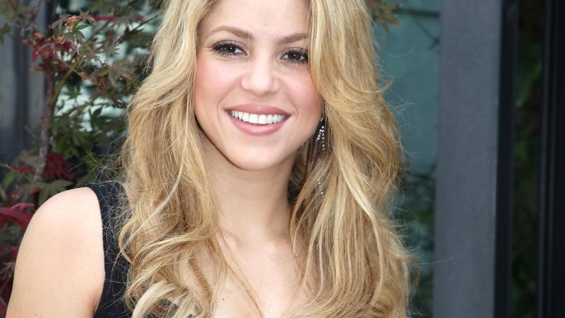 Shakira's Iconic Blonde Hair Evolution: From Long Curls to a Sleek Bob - wide 7