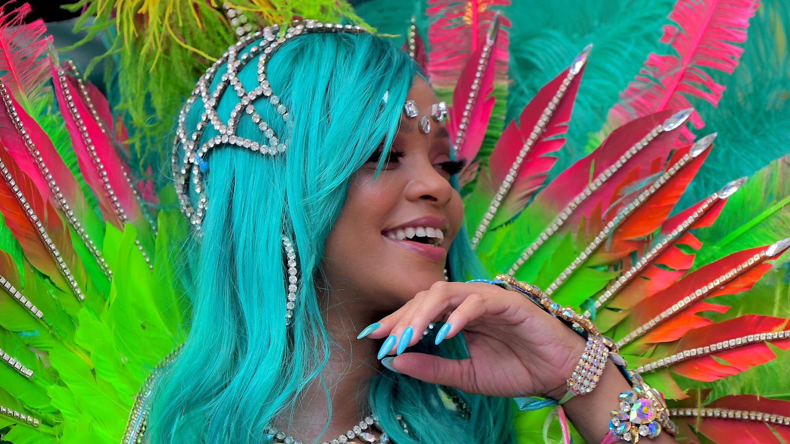 Rihanna Zeigt Sich Auf Barbados Im Sexy Karneval Outfit 