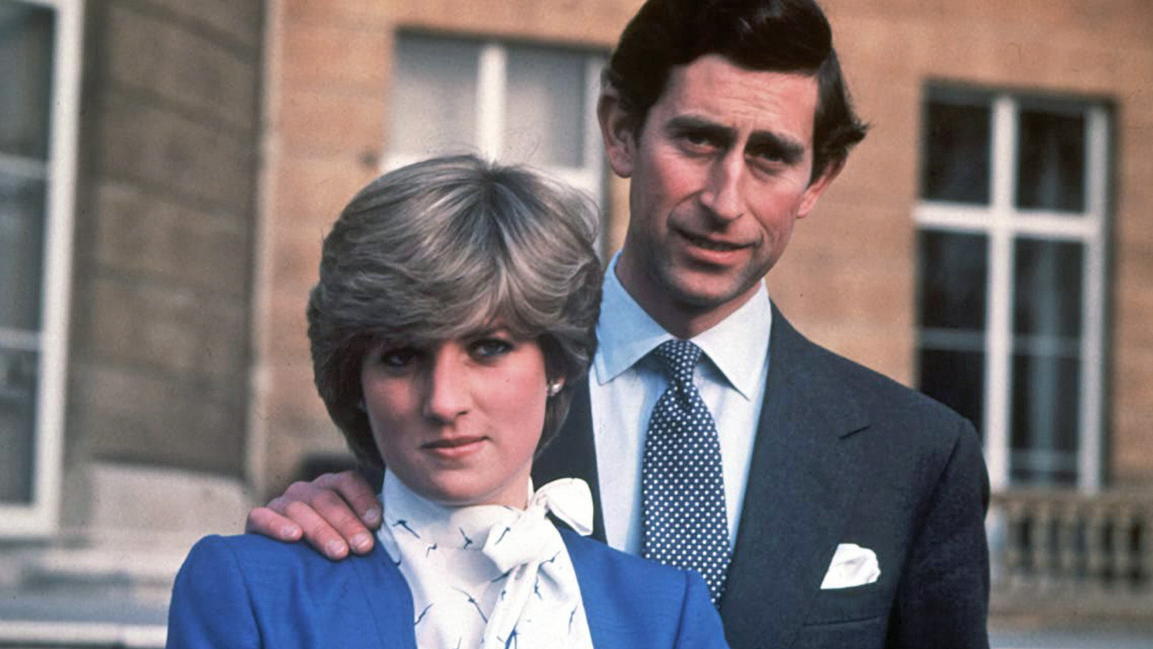 ARCHIV - Aufnahme von Prinz Charles (l) und seine Verlobte Lady Diana Spencer in den Gärten des Buckingham Palace am Tag der Bekanntgabe ihrer Verlobung am 24.02.1981. Am 31.08.2017 jährt sich zum zwanzigsten Mal der Todestag von Prinzessin Diana, di