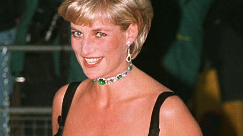 ARCHIV - Prinzessin Diana besucht am 01.07.1997 die Tate Gallery in London (Großbritannien). Am 31.08.2017 jährt sich zum zwanzigsten Mal der Todestag von Prinzessin Diana, die bei einem Autounfall in Paris ums Leben kam. (zu dpa «Prinzessin Diana st