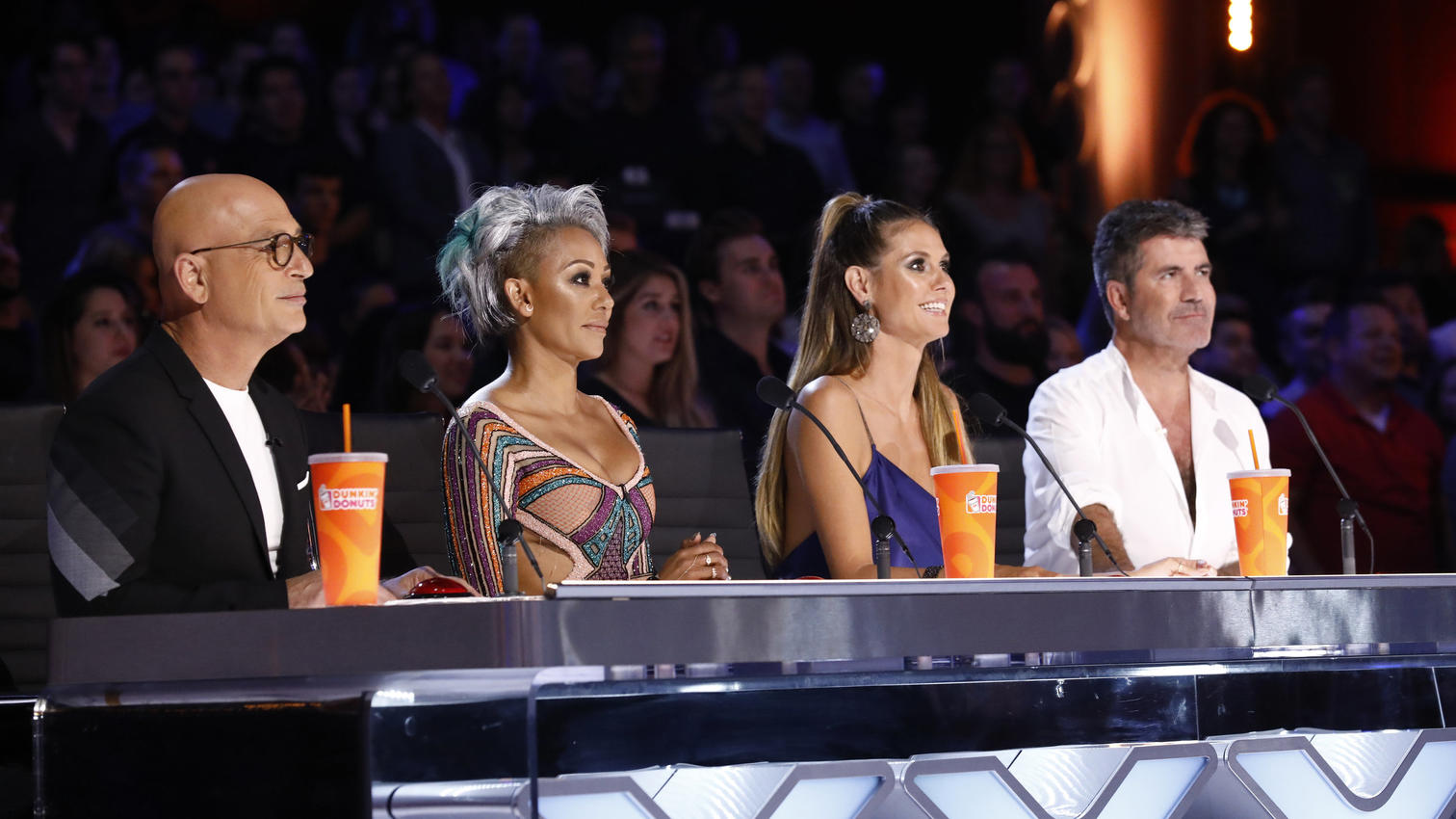 Die Juroren Howie Mandel (l-r), Mel B, Heidi Klum und Simon Cowell sitzen in der Jury von "America's Got Talent".