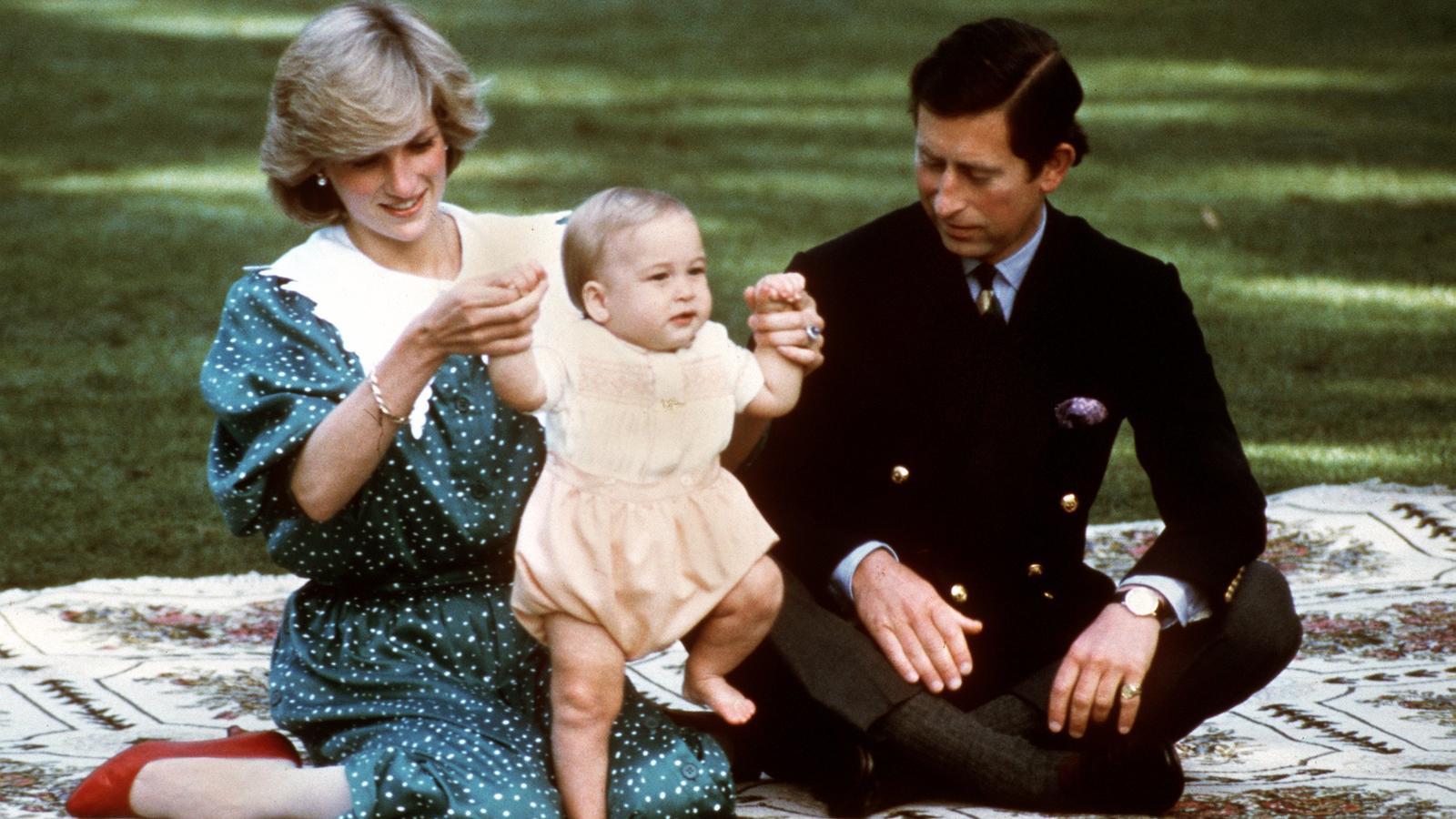 ARCHIV - Zum Staatsbesuch nach Australien reisten Prinzessin Diana und Prinz Charles mit Baby William, aufgenommen am 23.4.1983. Am 31.08.2017 jährt sich zum zwanzigsten Mal der Todestag von Prinzessin Diana, die bei einem Autounfall in Paris ums Leb