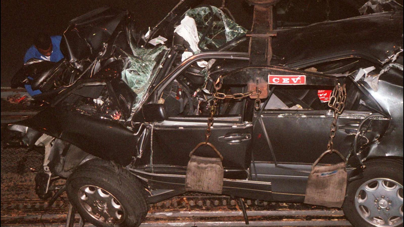 Das völlig zerstörte Wrack des Auto, mit dem Diana verunglückte