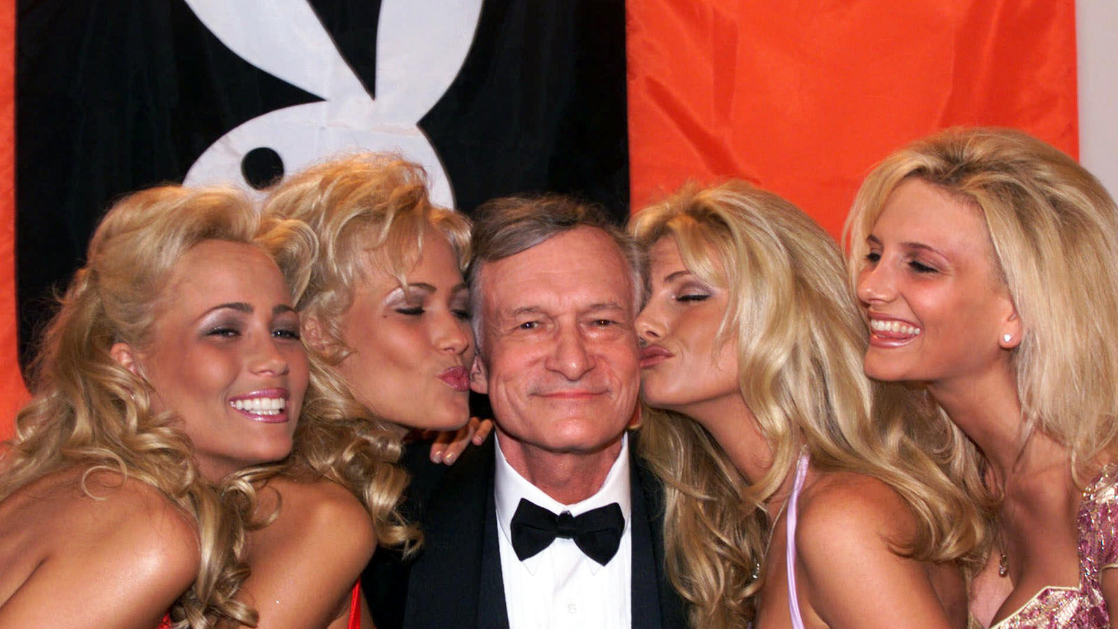 ARCHIV - «Playboy»-Gründer Hugh Hefner am 14.05.1999 in Cannes, Frankreich, wird während der 52. Internationalen Filmfestspiele von Cannes von Playmates geküsst. Hefner ist im Alter von 91 Jahren gestorben. (zu dpa ««Playboy»-Gründer Hugh Hefner ist 