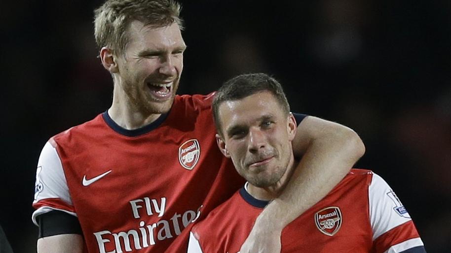 So lustig gratuliert Lukas Podolski Per Mertesacker zum Geburtstag!