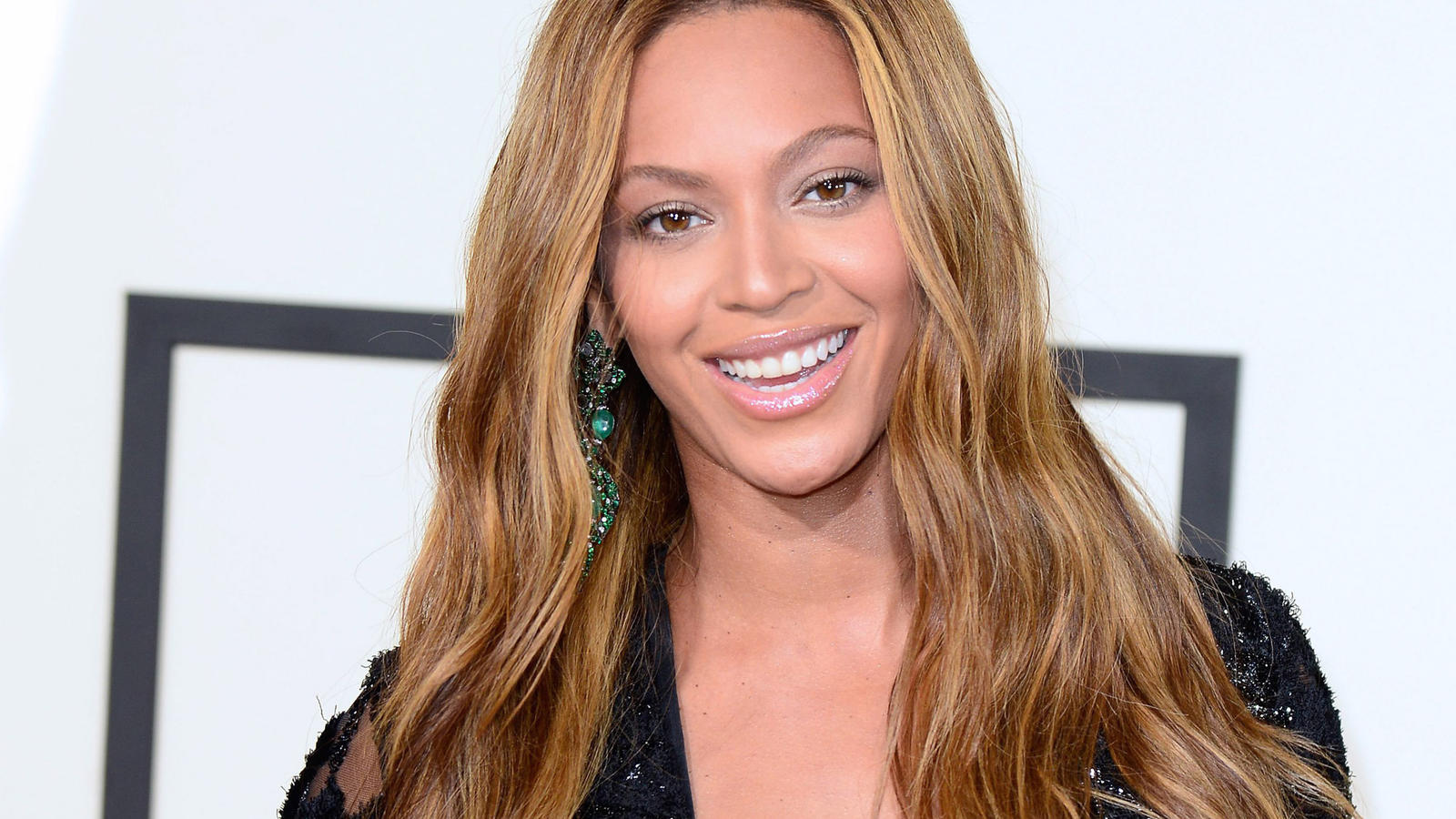 ARCHIV -Die US-Sängerin Beyonce kommt am 08.02.2015 in Los Angeles (USA) zur 57. Grammy-Verleihung. (Zu dpa "Beyonce spendet Einnahmen ihres neuen Songs an Hurrikan-Opfer" vom 29.09.2017) Foto: Michael Nelson/EPA/dpa +++(c) dpa - Bildfunk+++