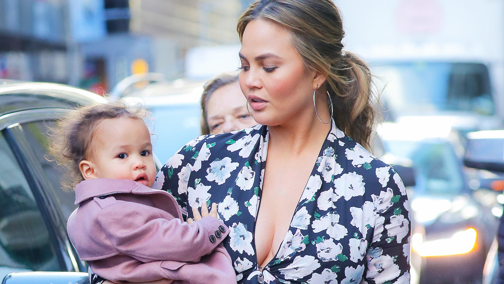 Chrissy Teigen Gibt Zu Nach Der Geburt Von Tochter Luna Trank Sie Zu Viel