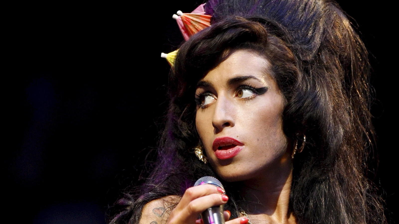 epa02980715 (FILES) A file photograph dated 28 June 2008 shows British singer Amy Winehouse on stage at the Glastonbury Festival in Somerset, Britain. The inquest into the death of the singer is due to singer is due to start in London on 26 October 2