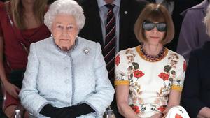 Die Königin feiert Premiere bei der Modewoche in London.