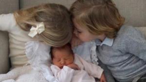 Knutscher für die kleine Schwester