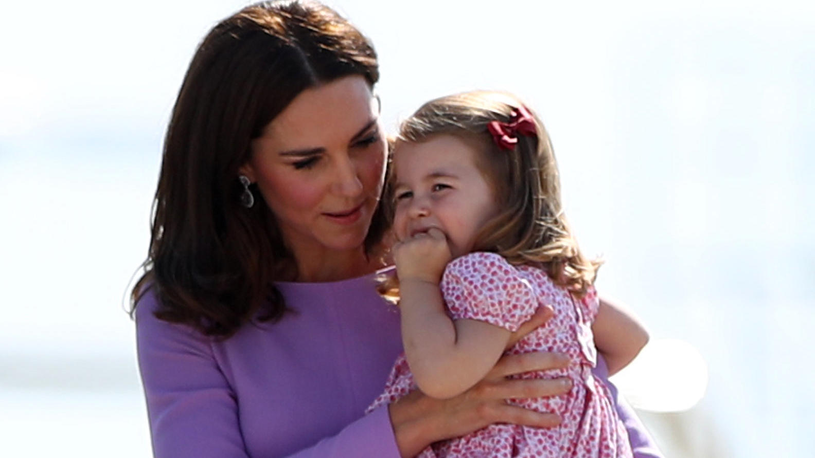 Die britische Herzogin Kate geht mit ihrem Kind, Prinzessin Charlotte vor dem Abflug zum Flugzeug. Die britische Prinzessin Charlotte feiert am 02.05.2018 ihren dritten Geburtstag. 