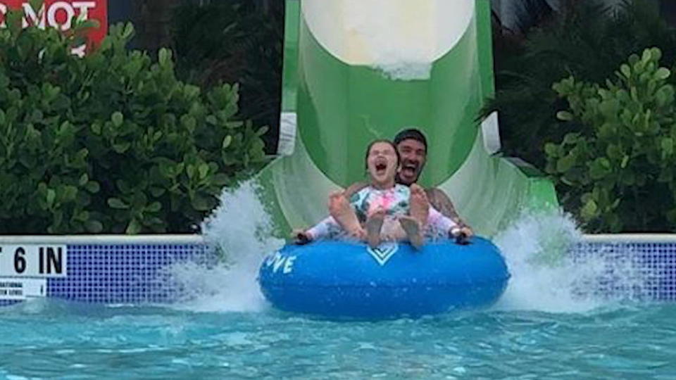Harper auf der Wasserrutsche