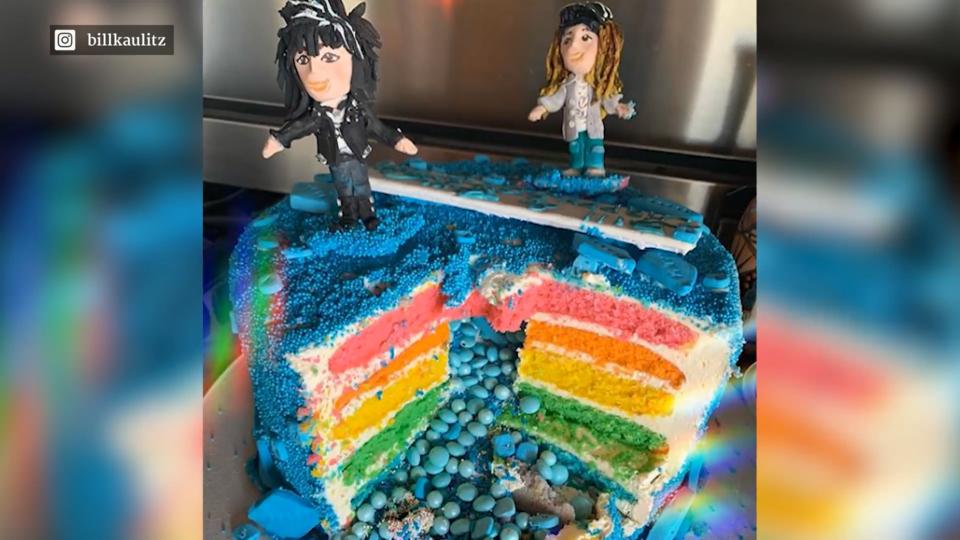 Bill & Tom Kaulitz bekommen Regenbogenkuchen