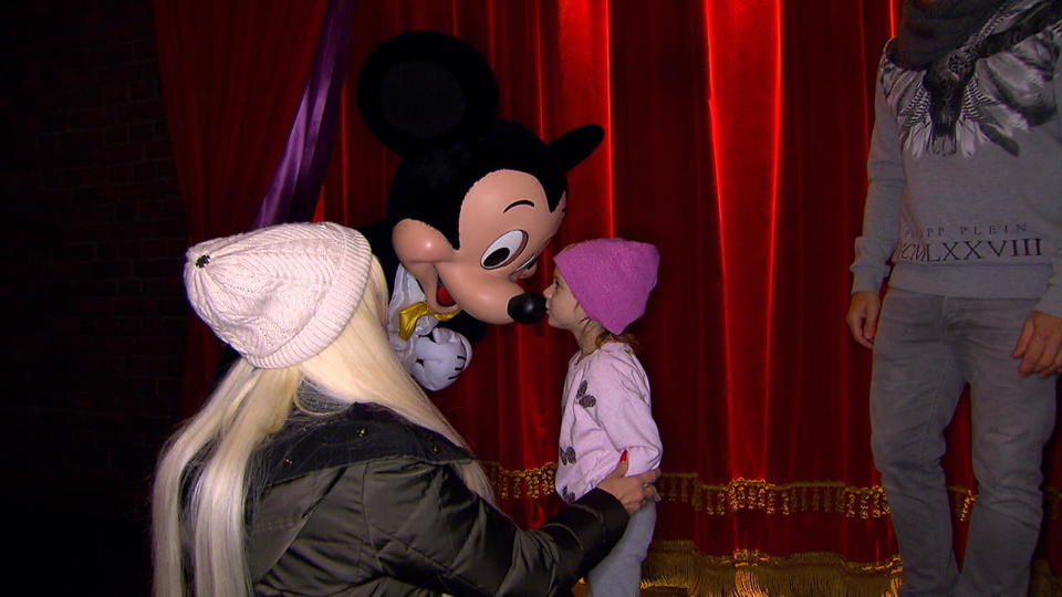 Wie süß! Hier trifft Sophia Mickey Mouse