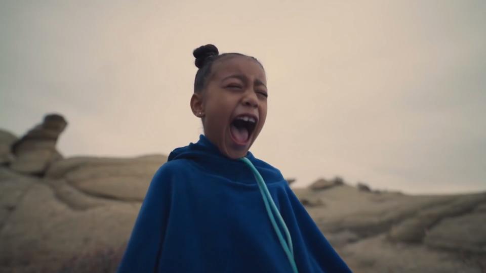 North West schreit im neuen Video von Kanye West