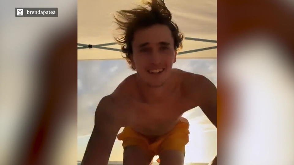 So süß turteln Alex und Brenda am Strand