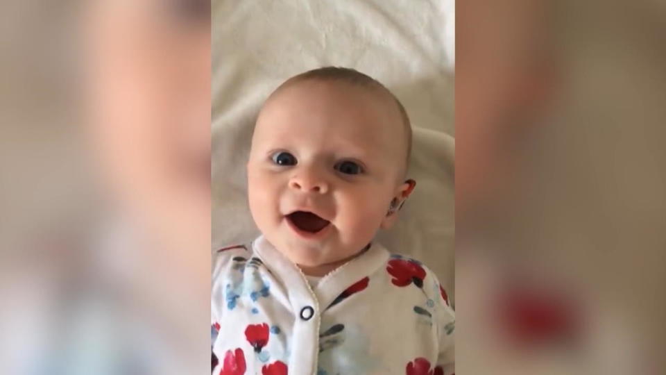 Baby hört zum ersten Mal seine Eltern
