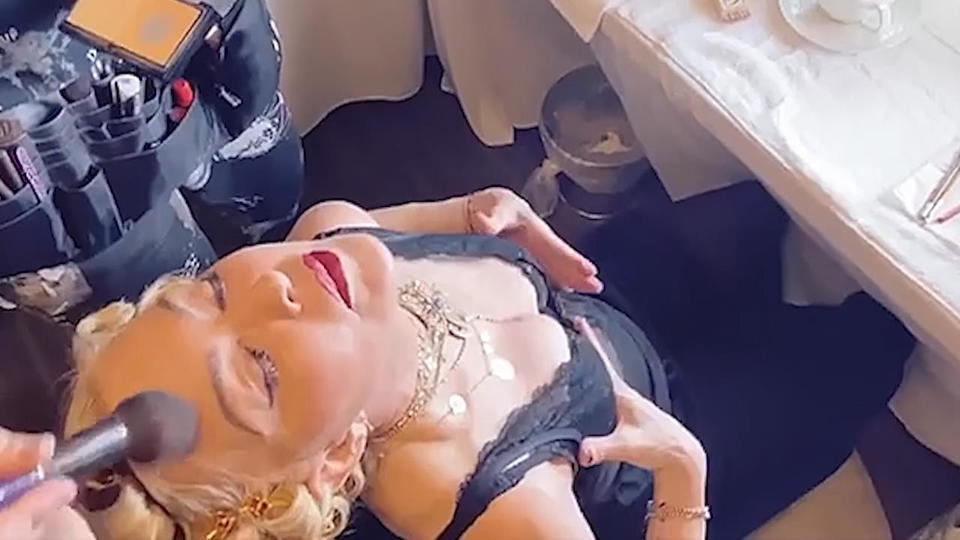 Madonna wackelt mit ihren Brüsten