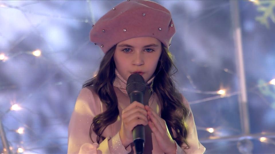 Kleines Mädchen mit großer Stimme
