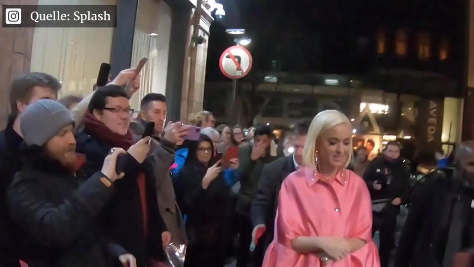 Was versteckt Katy Perry unter diesem Kleid?
