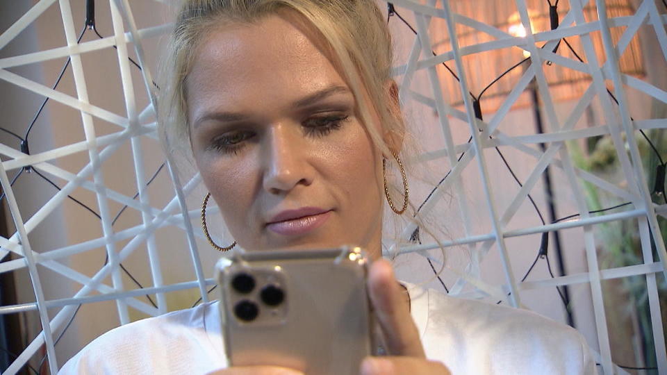 Model Sara Kulka legt Prügelbeichte ab