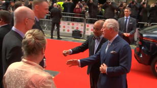 Der Corona-Handschlag von Prinz Charles