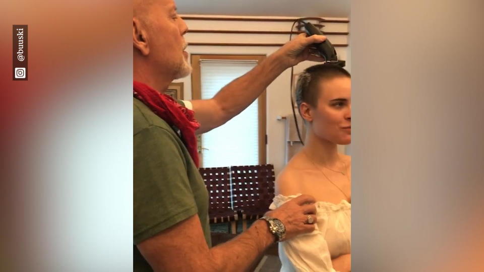Bruce Willis rasiert Tochter Tallulah eine Glatze
