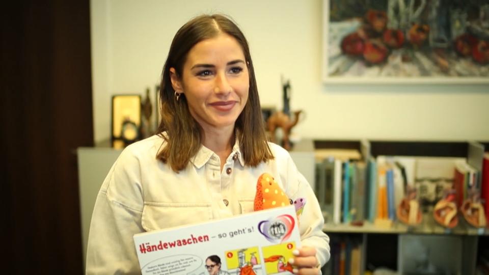 Sarah Lomabrdi: Schekcübergabe an Uniklinik Köln