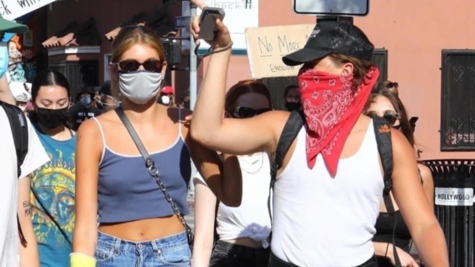 Kaia Gerber & Cole Sprouse demonstrieren zusammen
