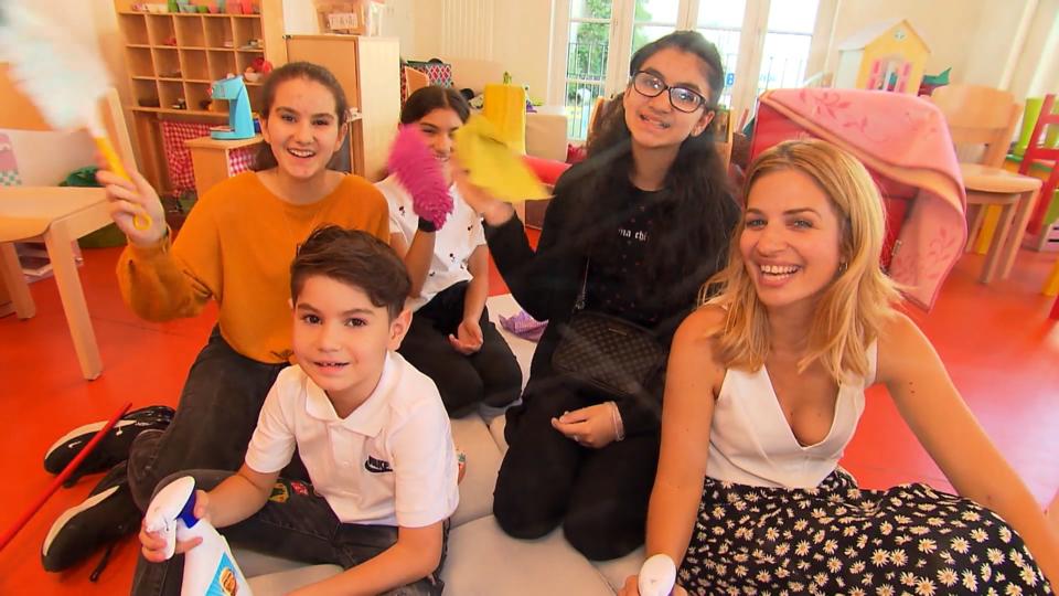 Susan Sideropoulos schwingt im Kinderhaus den Mopp