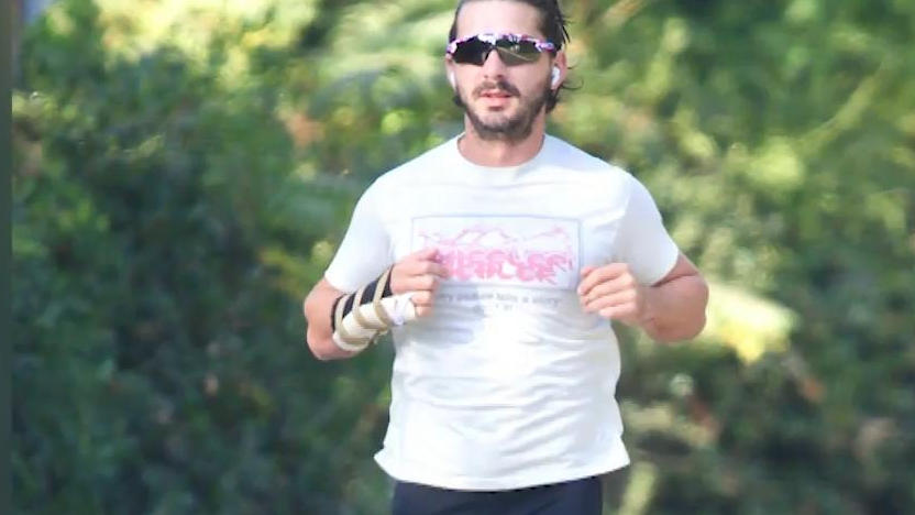 Shia LaBeouf joggt mit verletzter Hand - und enger Hose