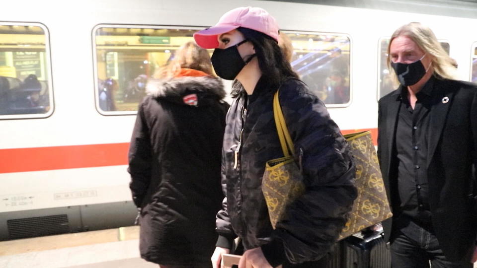 Nathalie Volk und Otto Frank am Bahnhof