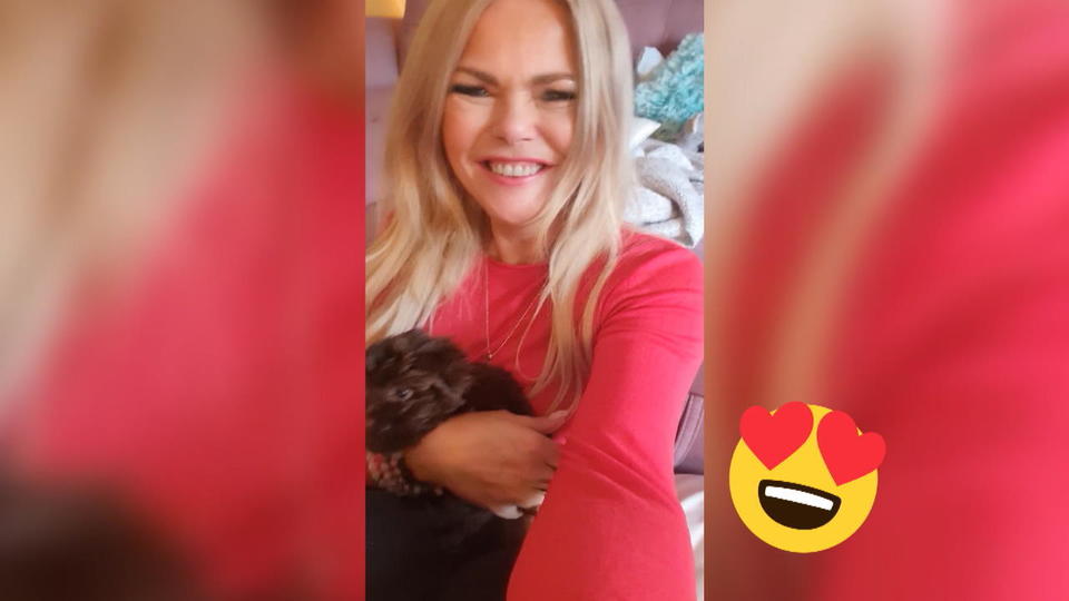 Diana Herold zeigt Hundewelpe Coco