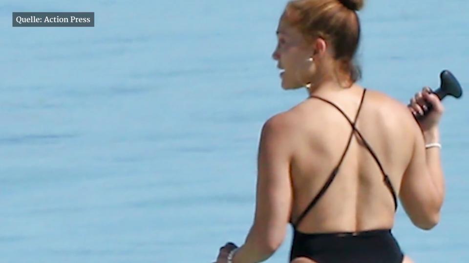 J.Lo zeigt ihren berühmten Po im knappen Badeanzug