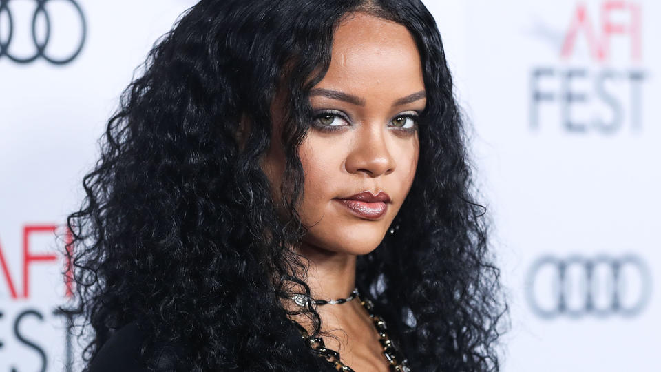 Rihanna bewirbt freizügig ihre Dessous