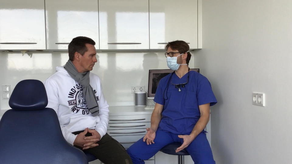 Jürgen Milski spricht mit Arzt über seinen Kiefer-Tumor
