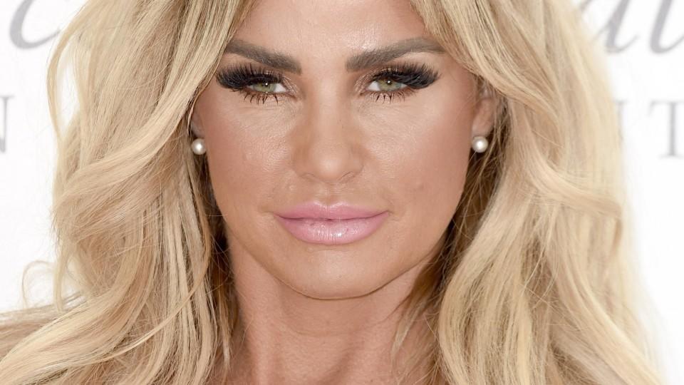 Katie Price zeigt sich ohne blonde Perücke