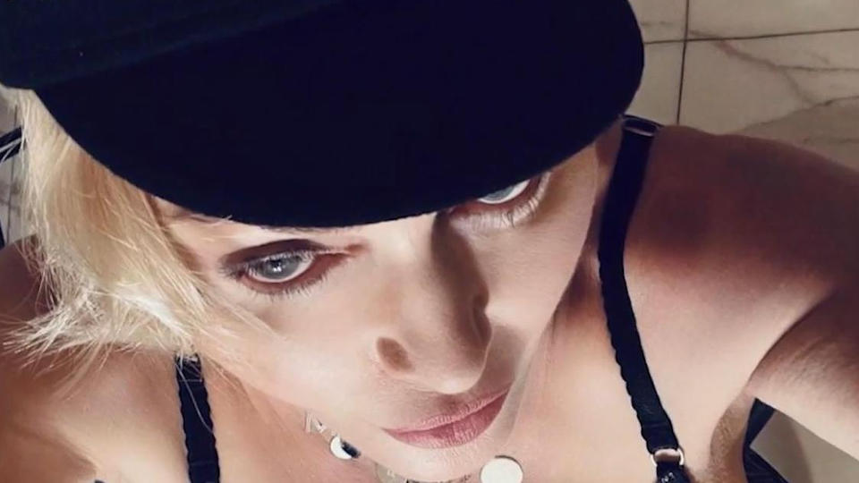 Madonna räkelt sich in Dessous im Badezimmer