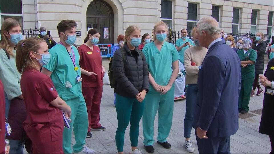 Prinz Charles zu Besuch im Krankenhaus