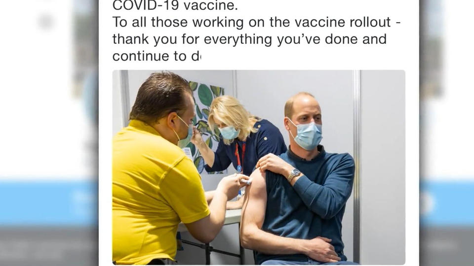 Prinz William zeigt seine stolzen Muckis beim Impfen