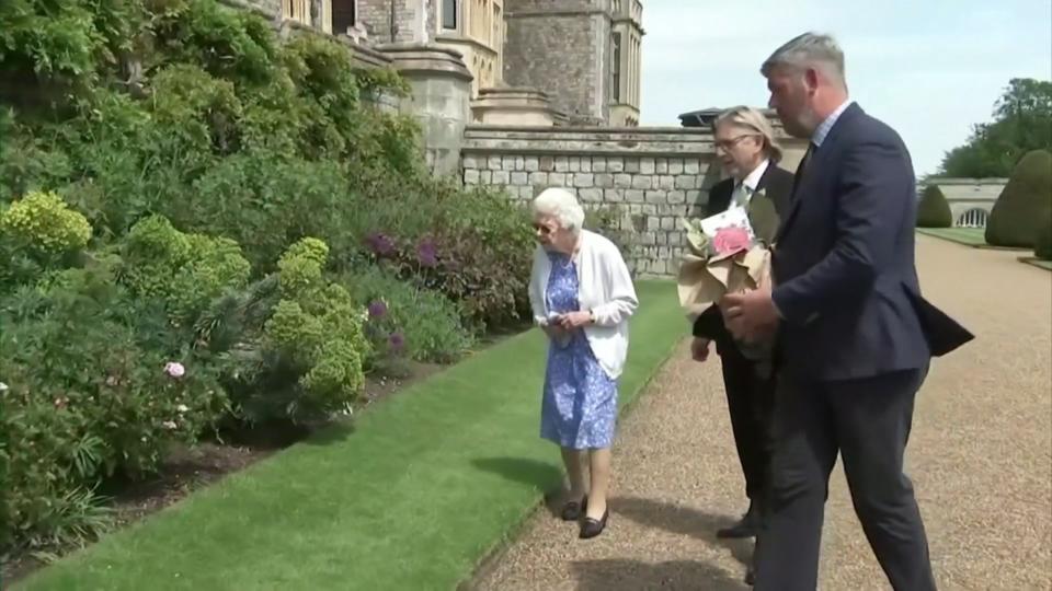 Queen Elizabeth II. pflanzt ein Rose Prinz Philip (†99)