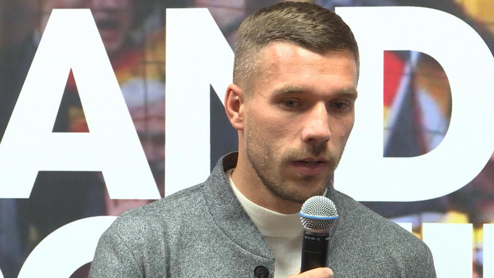Lukas Podolski schießt gegen Spielerfrauen