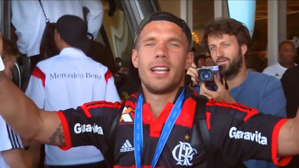 Lukas Podolski zeigt seinen Papa Waldemar