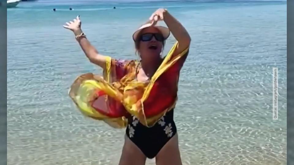 Goldie Hawn tobt wie ein junger Hüpfer durchs Wasser