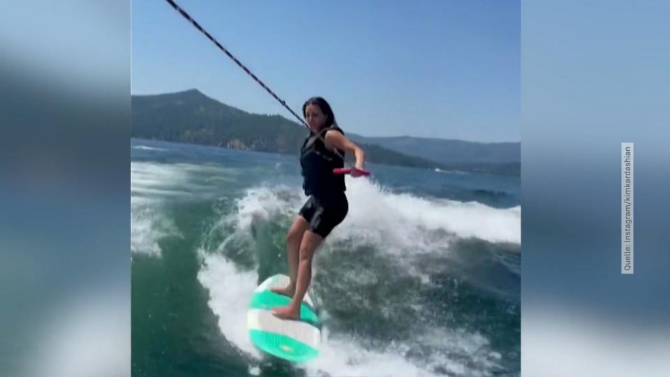 Kim Kardashian beim Wakeboarding