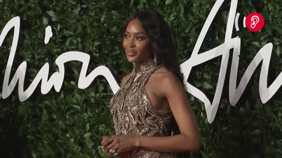 Naomi allein zu Haus