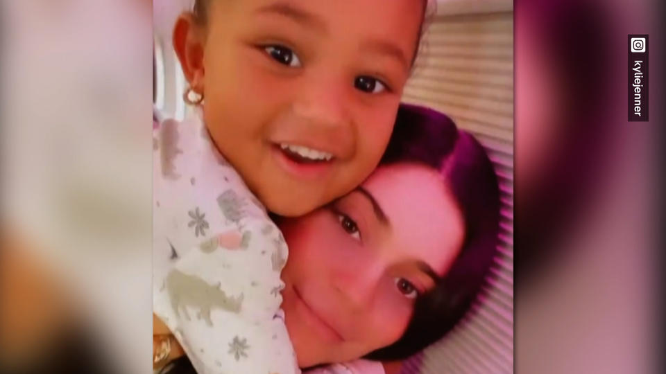 Töchterchen Stormi ahmt Mama Kylie auf Instagram nach