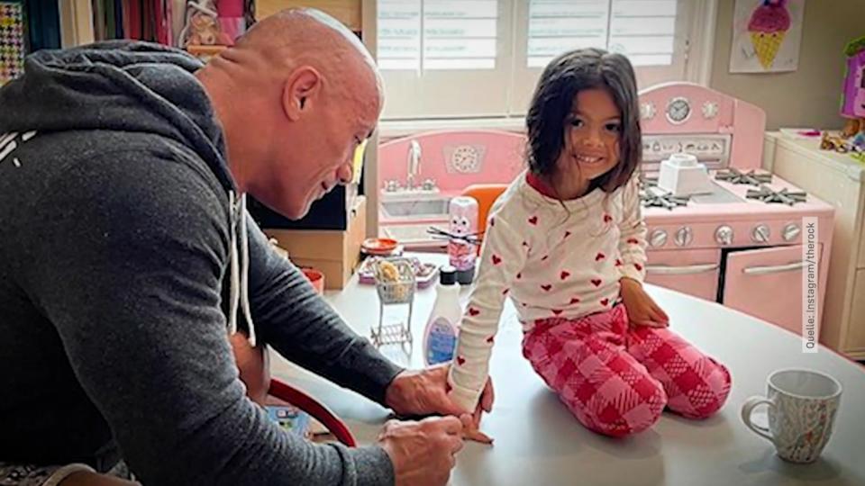 Dwayne Johnson lackiert Tochter die Nägel