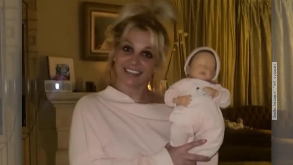 Hier tanzt Britney Spears mit Puppe