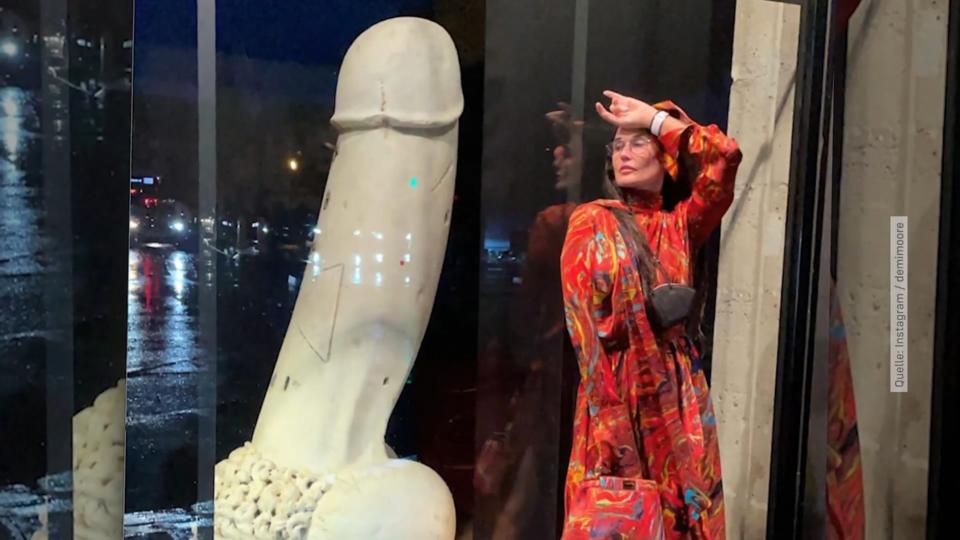 Demi Moore posiert vor riesigem Phallus